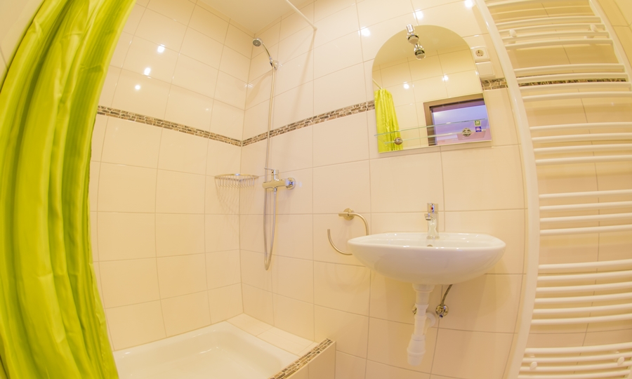 Moderne Badezimmer mit WC